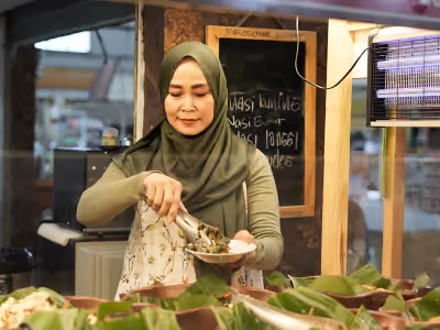 Cevy, Pemilik Kedai Makanan