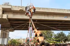 Semarak HUT ke-81 RI Adapundi Dukung Kemeriahan Panjat Pinang Kalimalang